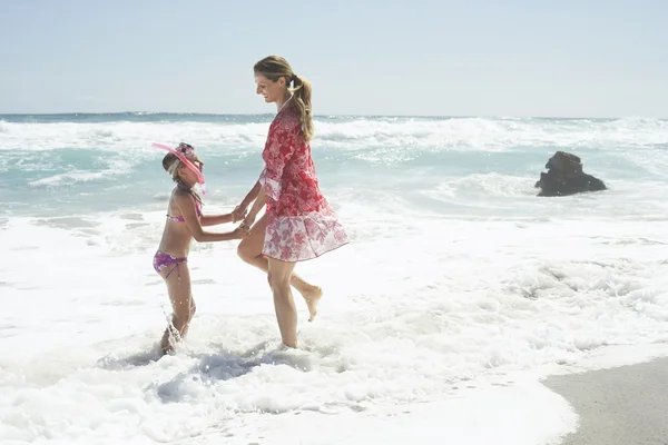 Mãe e filha remo na praia — Fotografia de Stock