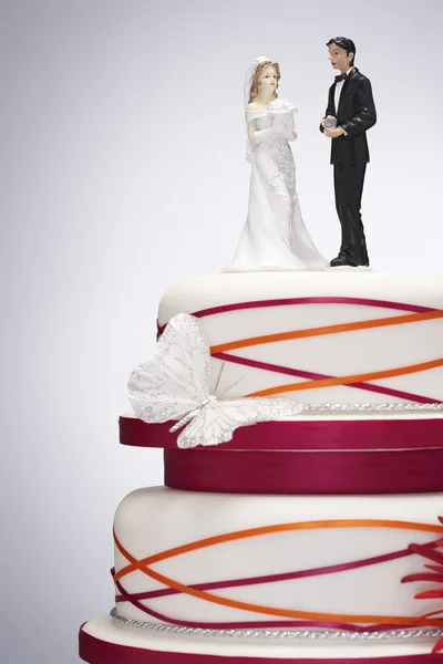 Gâteau de mariage avec des figurines de mariée et de marié — Photo