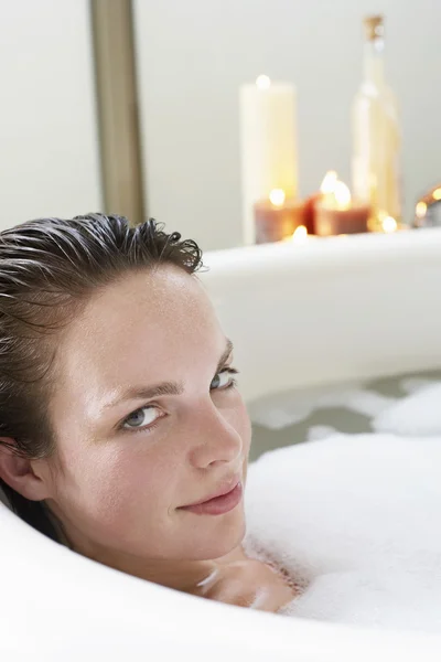Donna godendo di un bagno — Foto Stock