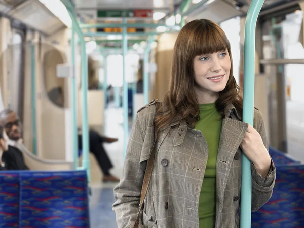 Mujer de pie en tren — Foto de Stock