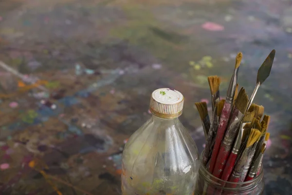 Pinceaux Peinture Artiste et Bouteille par Palette — Photo