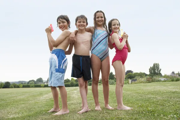 Meisjes en jongens in zwemkleding — Stockfoto