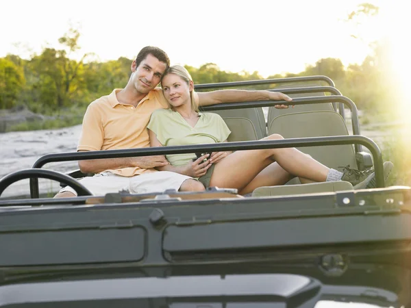 Paar zitten in jeep — Stockfoto