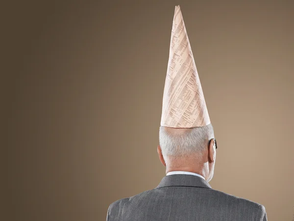 Uomo d'affari che indossa Dunce Cap — Foto Stock