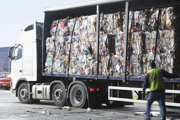 Pilas de papel reciclado en camiones — Foto de Stock