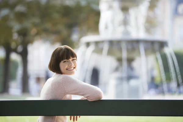 Femme profitant d'un après-midi dans un parc — Photo