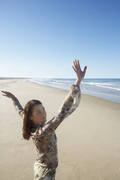 Femme posant sur la plage — Photo