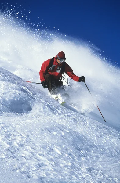 Homme skiant sur la pente de montagne — Photo