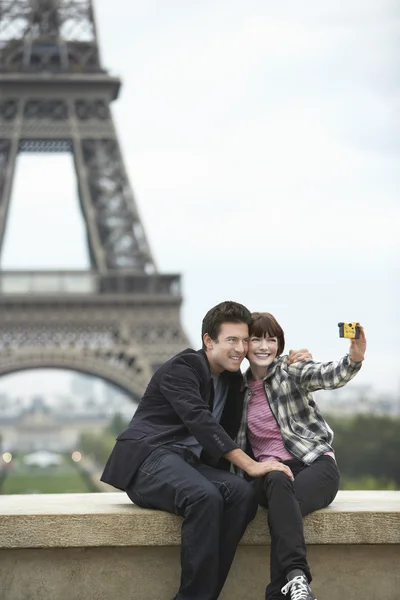 Couple prenant autoportrait devant la Tour Eiffel — Photo