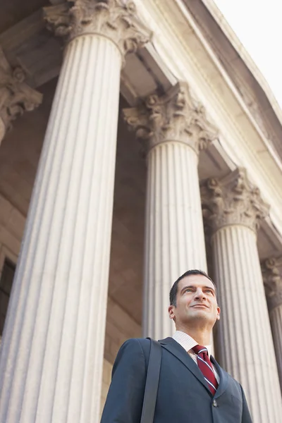 Lawyer outside courthouse — Stock Photo, Image