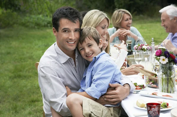 Familjen middag på bordet i trädgården — Stockfoto