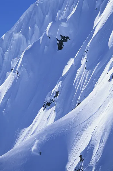 Skifahrer am steilen Berghang — Stockfoto