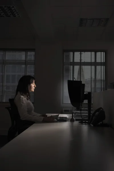 Bilgisayar kullanarak işçisi kadın ofis — Stok fotoğraf