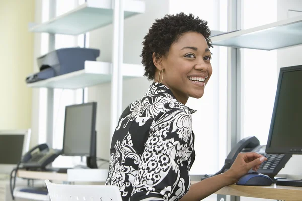 Businesswoman working at office desk — Stock Photo, Image