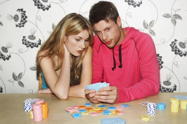 Couple playing cards — Stock Photo, Image