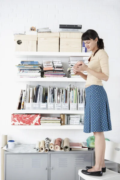 Businesswoman reading book — Stock Photo, Image