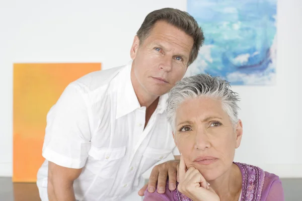 Couple contemplating paintings — Stock Photo, Image