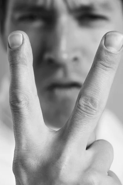 Két ujját feltartotta az ember — Stock Fotó
