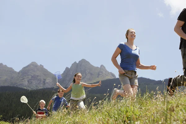 Enfants attrapant des insectes sur le terrain — Photo