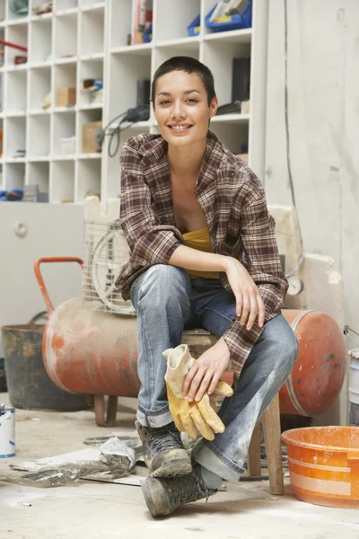 Female Sculptor in Studio — Stock Photo, Image