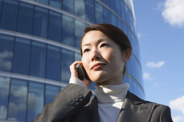 Mujer de negocios usando el teléfono celular — Foto de Stock