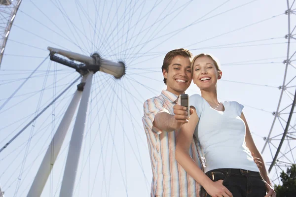 Vakantie paar fotograferen zelf — Stockfoto