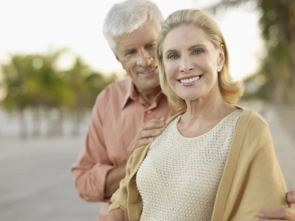 Pareja pasando tiempo en la playa tropical — Foto de Stock