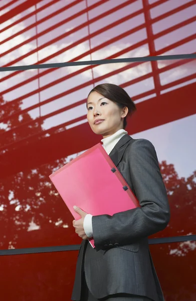 Femme d'affaires tenant un cahier — Photo