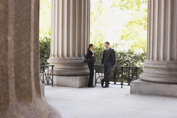 Advocaten praten buiten gerechtsgebouw — Stockfoto