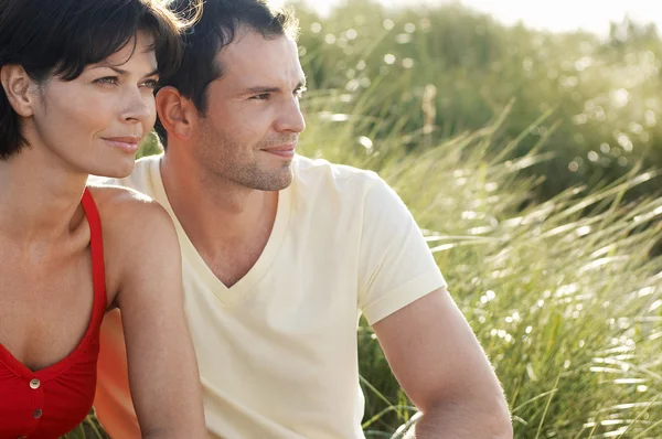 Pareja sentada en Hierba Alta — Foto de Stock