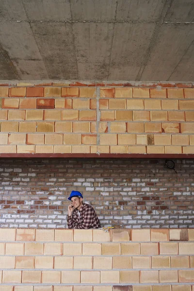 Trabajador de la construcción hablando por teléfono celular — Foto de Stock