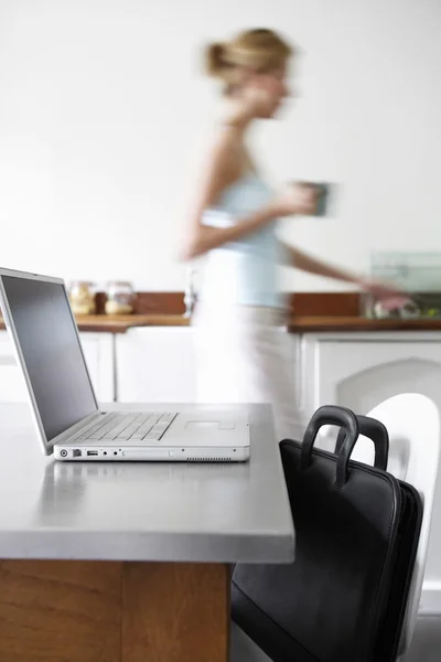 Vrouw in keuken — Stockfoto