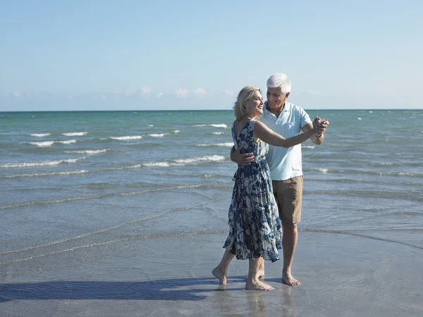 Senior couple dancing on tropical beach — Stock Photo, Image