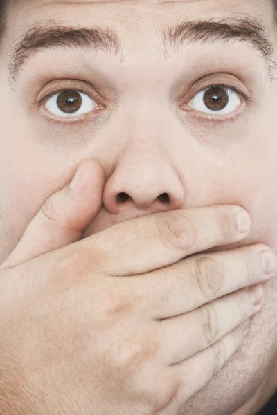 Man met de hand op de mond — Stockfoto