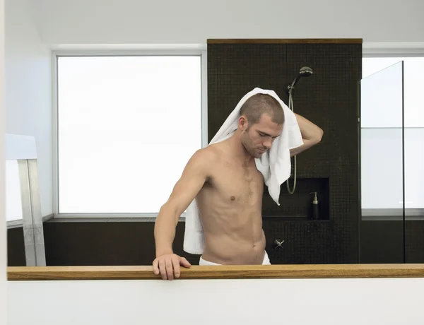 Uomo che si asciuga in bagno — Foto Stock