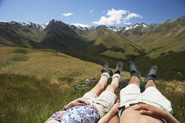 Man and woman laying in grass — Stock Photo, Image