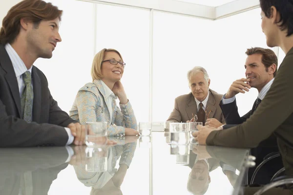 Empresários em reunião de conferência — Fotografia de Stock