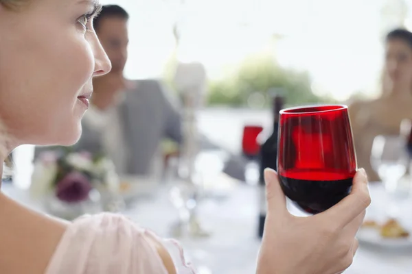 Женщина пьет вино — стоковое фото