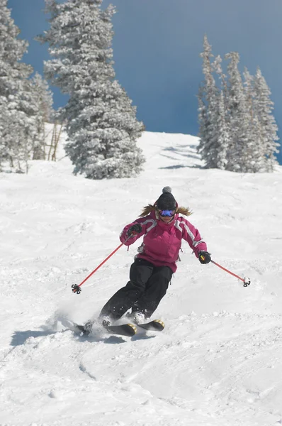 Giovane donna sciare giù — Foto Stock