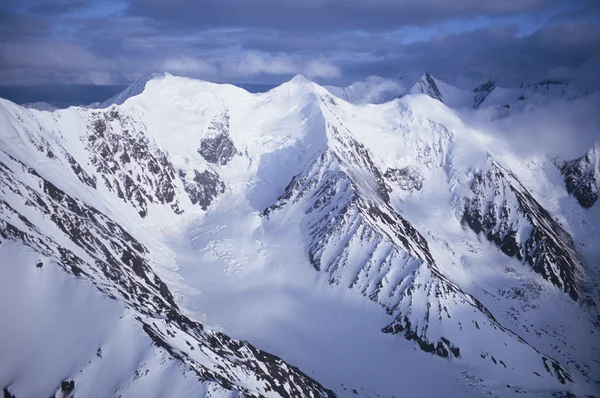 Montanhas cobertas de neve — Fotografia de Stock