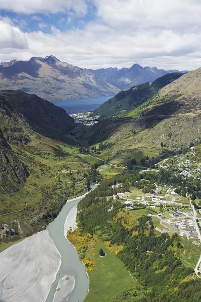 Strada attraverso le montagne — Foto Stock