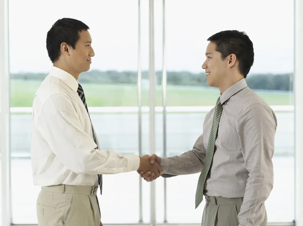 Businessmen standing Shaking Hands — Stock Photo, Image