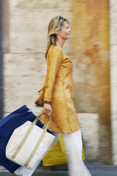 Femme avec sacs à provisions — Photo