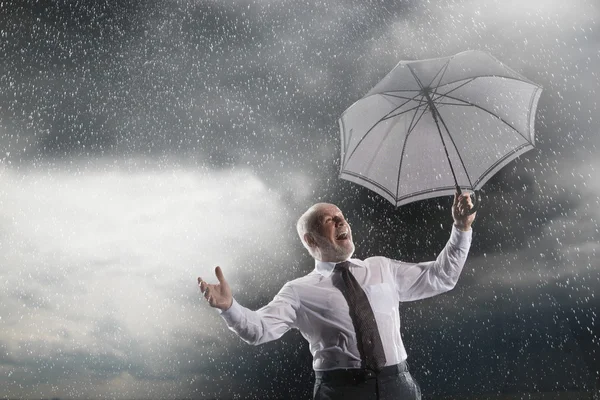 Geschäftsmann lacht im Sturm — Stockfoto