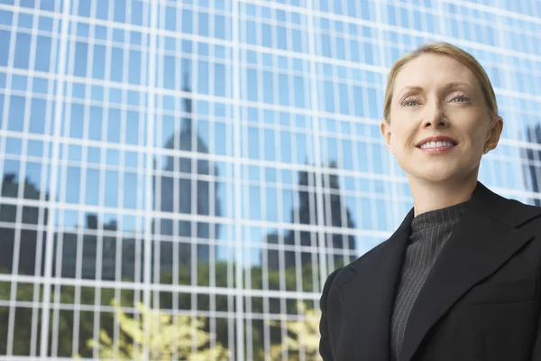 Businesswoman outside office building — Stock Photo, Image