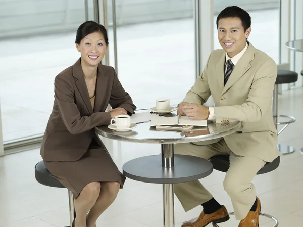 Geschäftskollegen sitzen mit am Tisch — Stockfoto