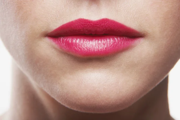 Frau trägt rosa Lippenstift — Stockfoto