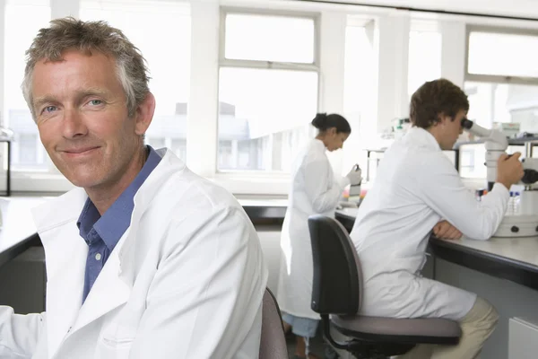 Scienziati che lavorano in laboratorio — Foto Stock