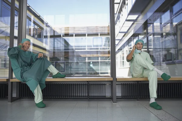 Cirujanos en corredor hospitalario —  Fotos de Stock