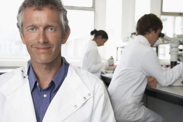 Trabajador de laboratorio sonriente — Foto de Stock